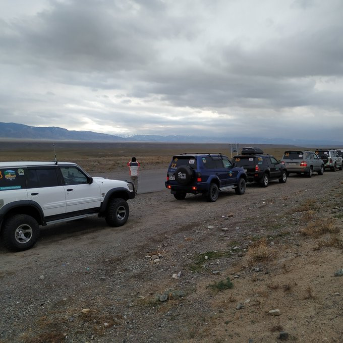Convoy de Jeep en la estepa kazaja