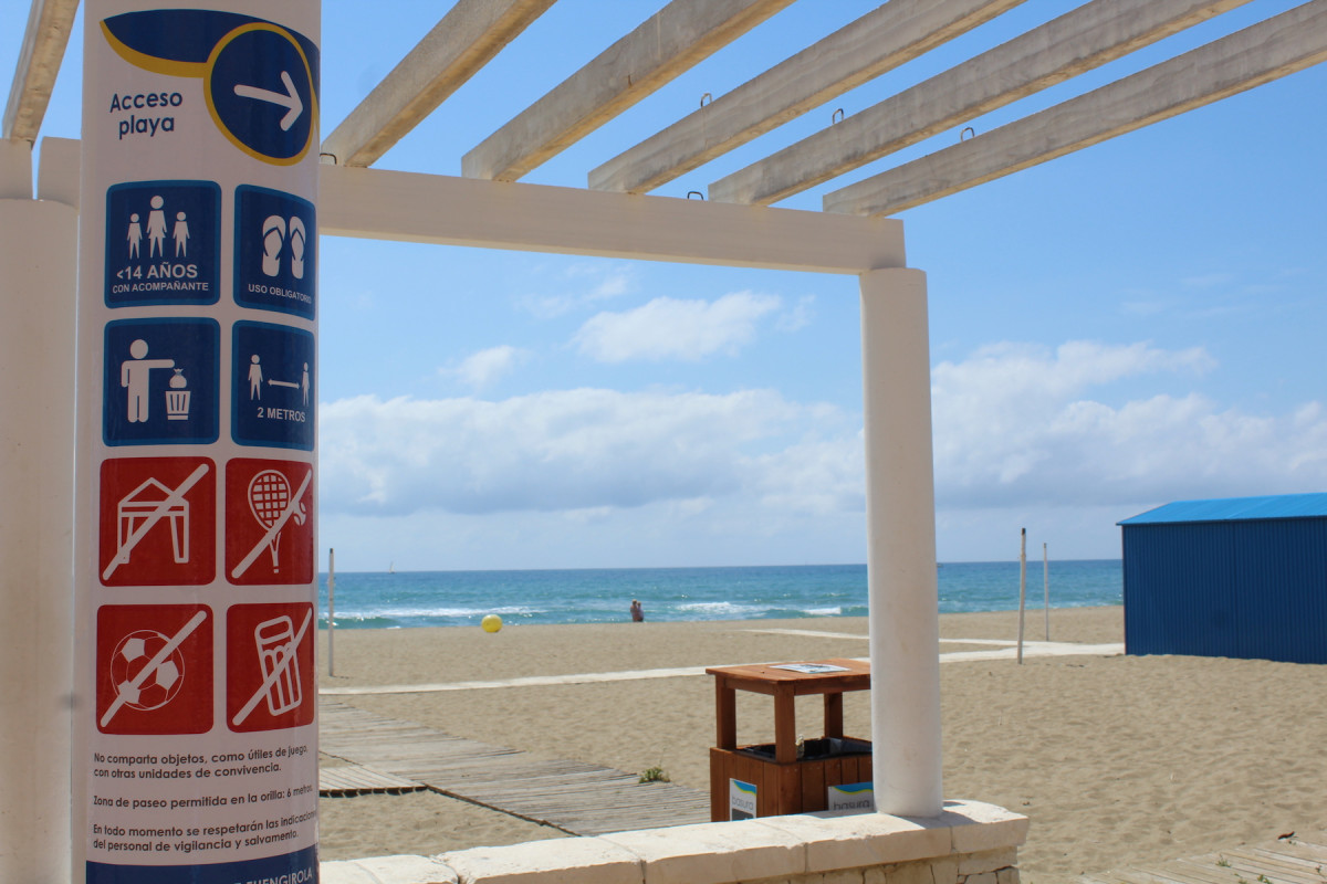 En los paneles informativos se detallan las normas de uso y disfrute de las playas