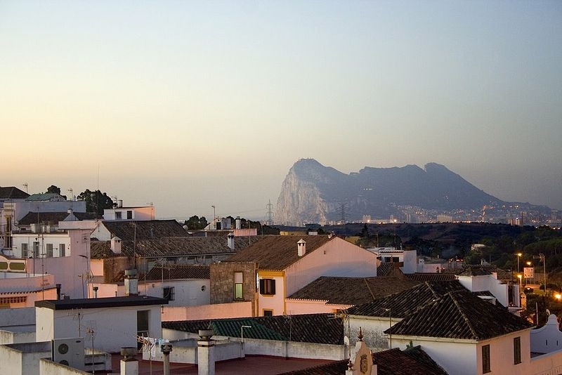 800px San Roque (al fondo, Gibraltar)