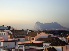 800px San Roque (al fondo, Gibraltar)
